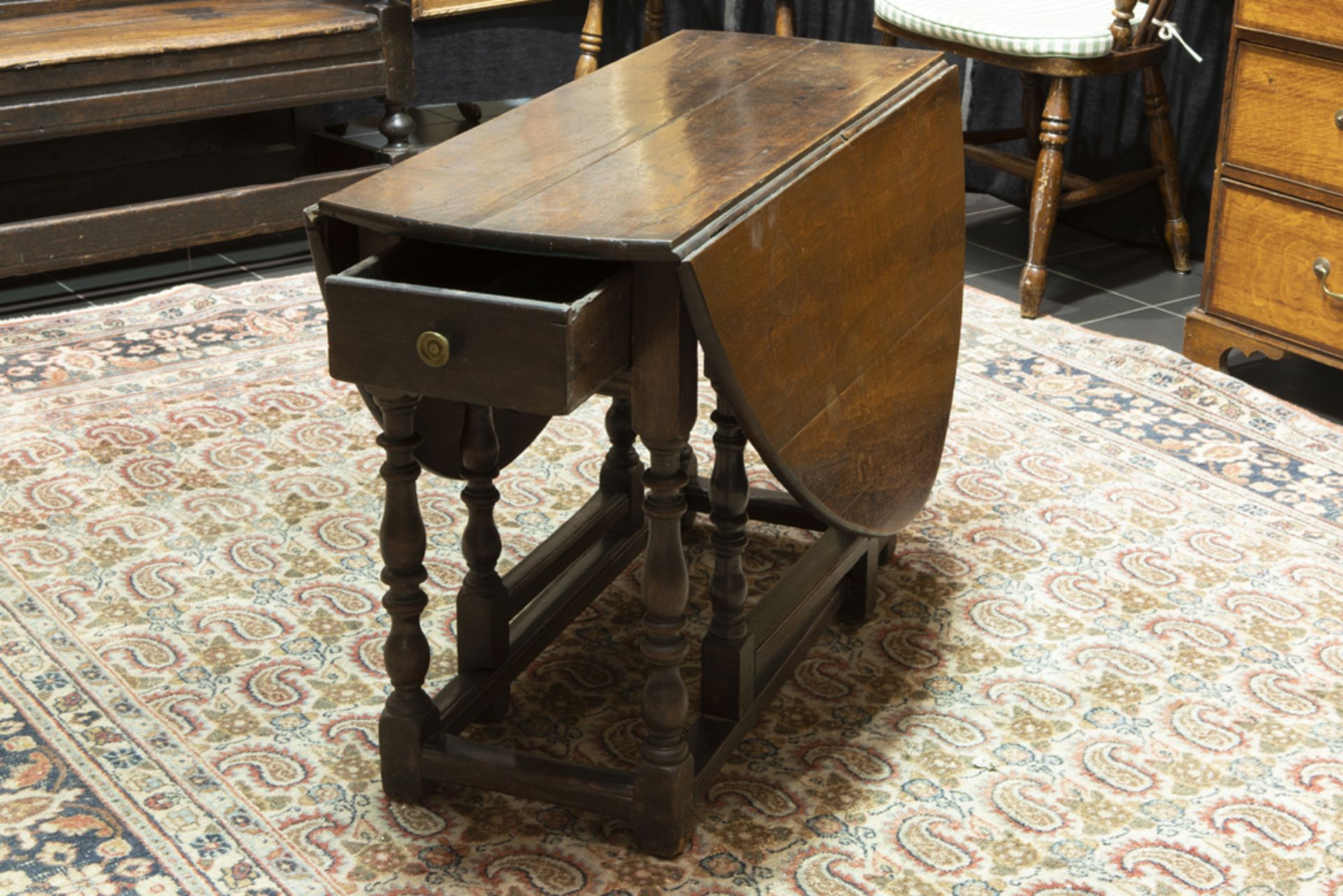 18th Cent. English oak gatelegtable || Achttiende eeuwse Engelse gatelegtafel met lade in eik ooit - Bild 2 aus 2