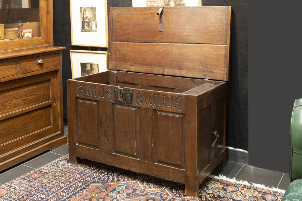 17th/18th Cent. English Renaissance style chest in oak bought from Axel Vervoordt || Zeventiende/ - Image 2 of 3