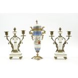 pair of candlesticks in marble and bronze and an antique Viennese porcelain vase || Lot (3) met