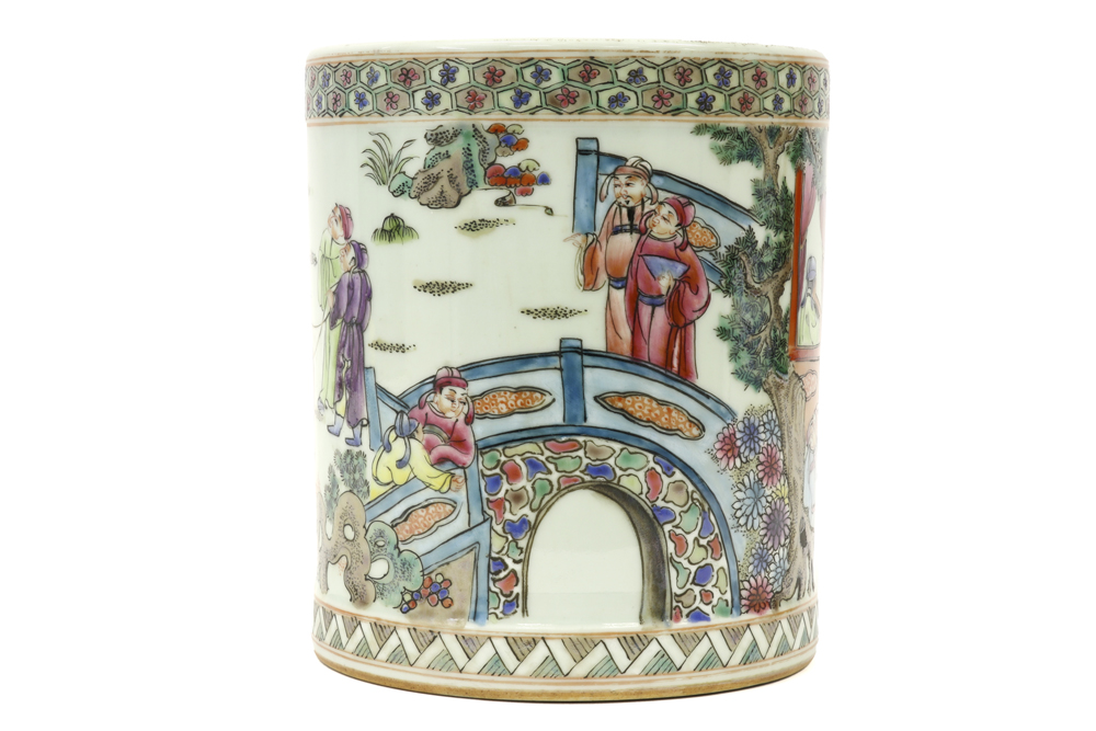 20th Cent. Chinese brush pot in porcelain with a Cantonese decor || 20ste eeuwse Chinese penselenpot - Image 2 of 6