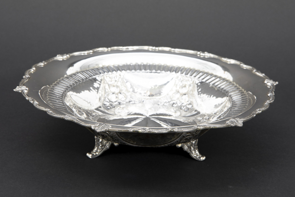 dish in marked silver || Art Deco-schaal met gekartelde rand en op pootjes in massief zilver, - Image 2 of 4