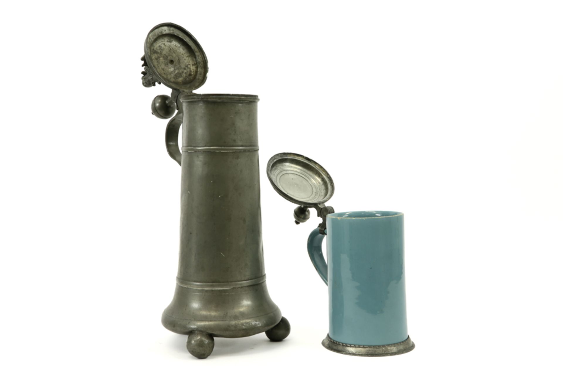 18th Cent. guild tankard in pewter and a beer jug in glazed ceramic and pewter || Lot (2) van een - Bild 3 aus 5