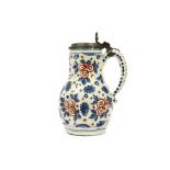 18th Cent. tankard in ceramic with polychrome decor and with pewter lid || Achttiende eeuwse