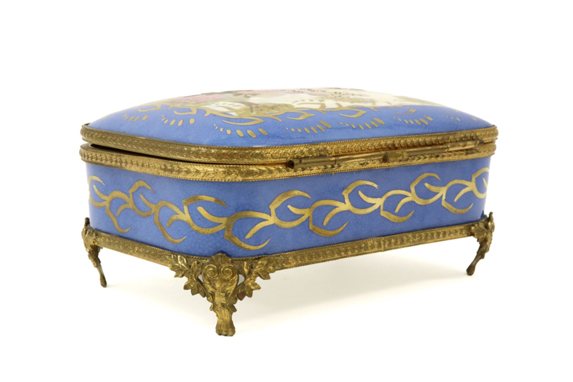 French lidded box in Sèvres marked porcelain with gilded mountings || Gedekselde doos in gemerkt " - Bild 5 aus 5