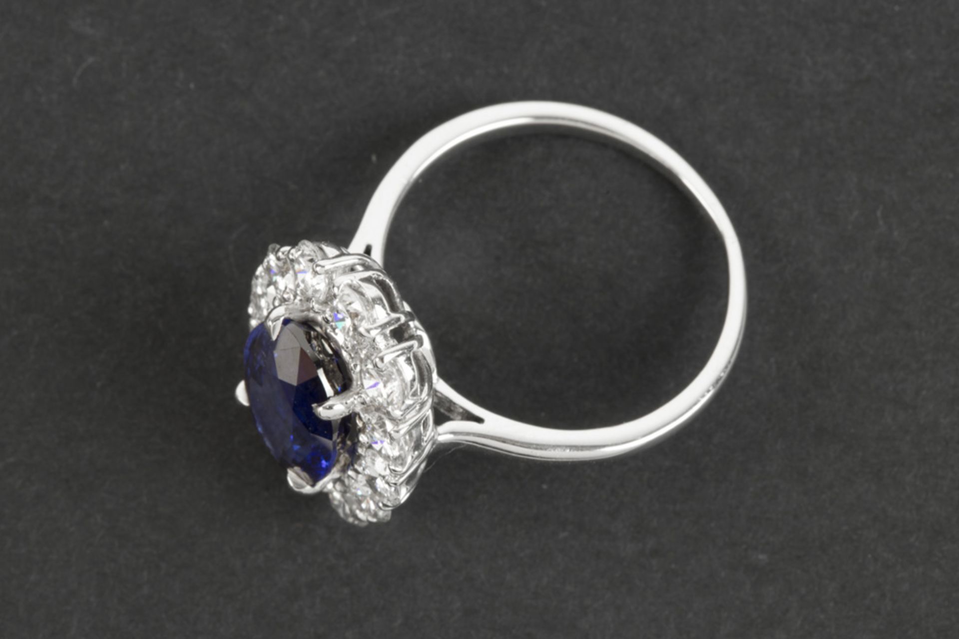 ring in white gold (18 carat) with central ca 3,50 carat Ceylan sapphire surrounde by ca 1,50 - Bild 2 aus 2