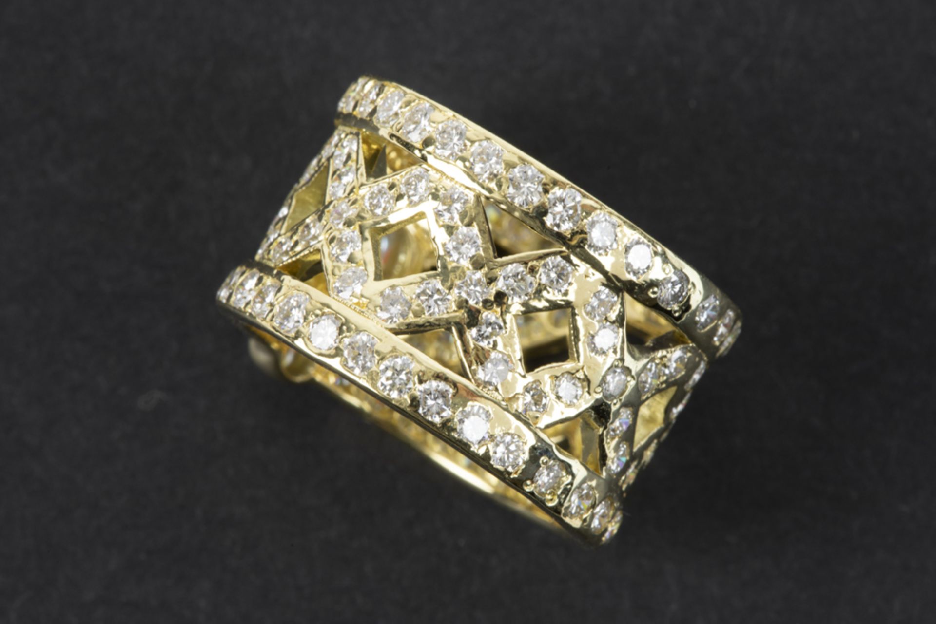 beautiful ring in yellow gold (18 carat) with a 1,05 carat quality brilliant cut diamond and ca 2,80 - Image 3 of 3