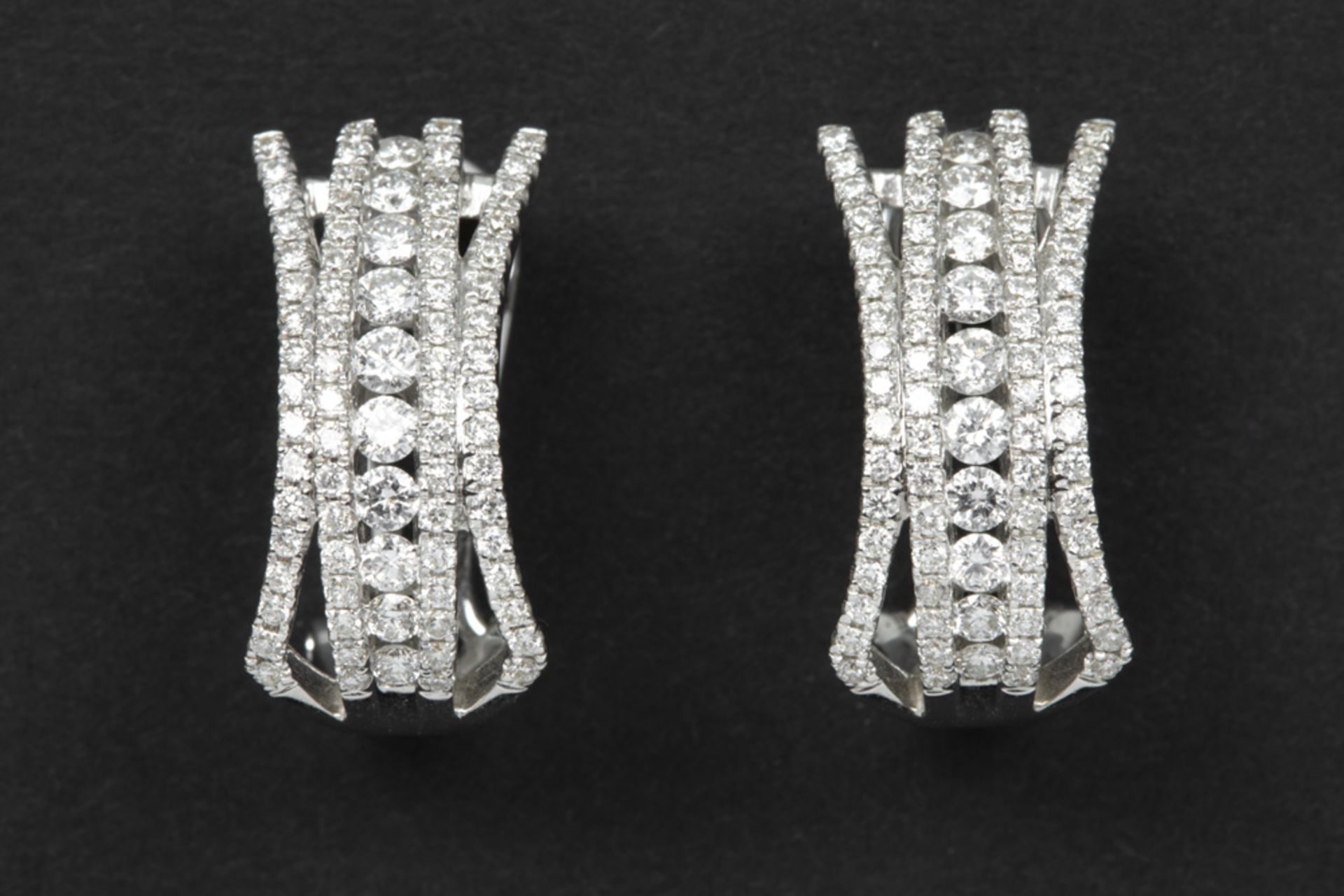pair of elegant earrings in white gold (18 carat) with at least 1,40 carat very high quality