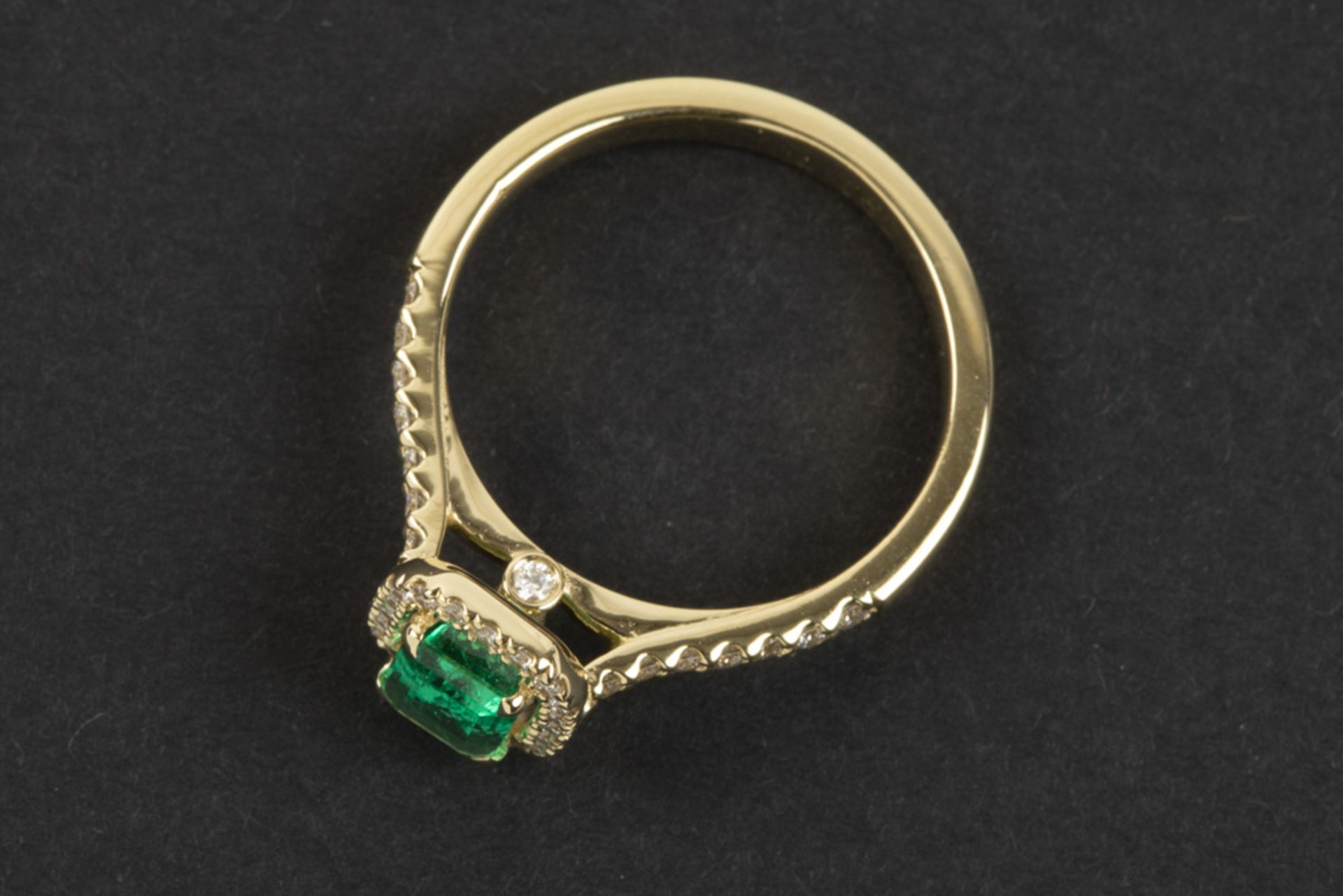 ring in yellow gold (18 carat) with a 0,95 carat non-treated Colombian emerald with a "vivid/deep - Image 2 of 3