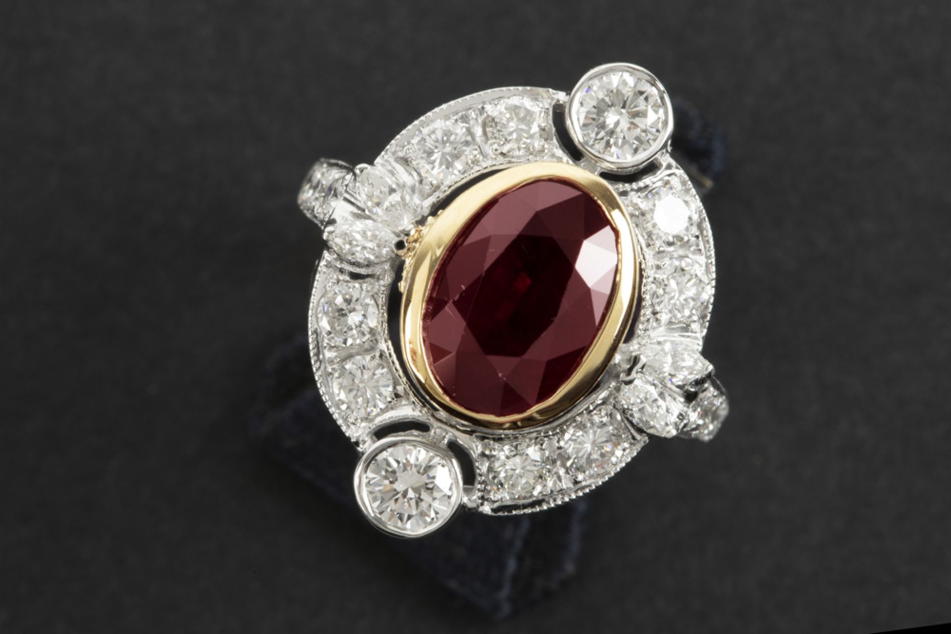 important ring with a classy design in white gold (18 carat) and with a central, oval 3,72 carat