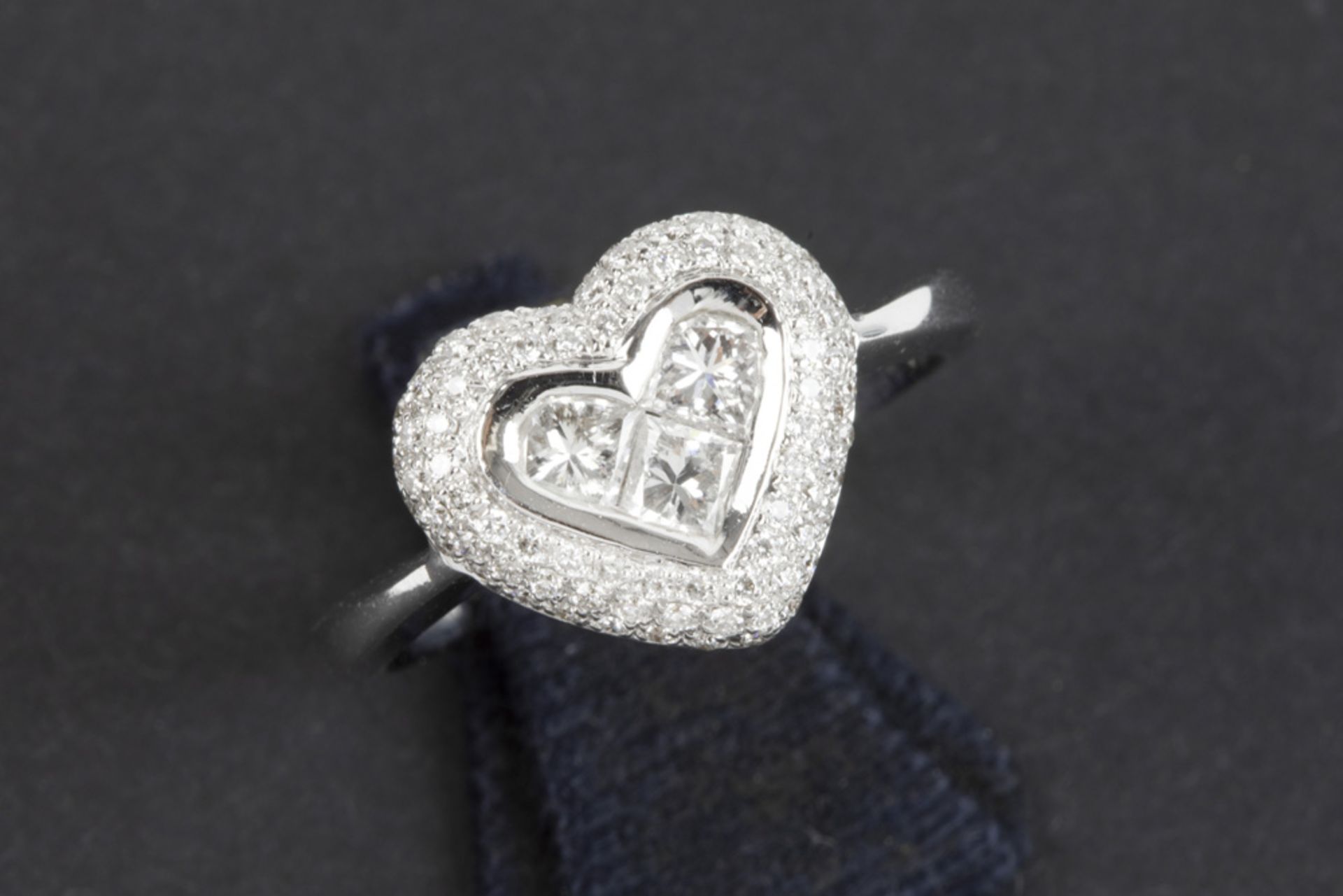 modern (engagement) ring in white gold (18 carat) with a heartshape and with ca 1 carat of high