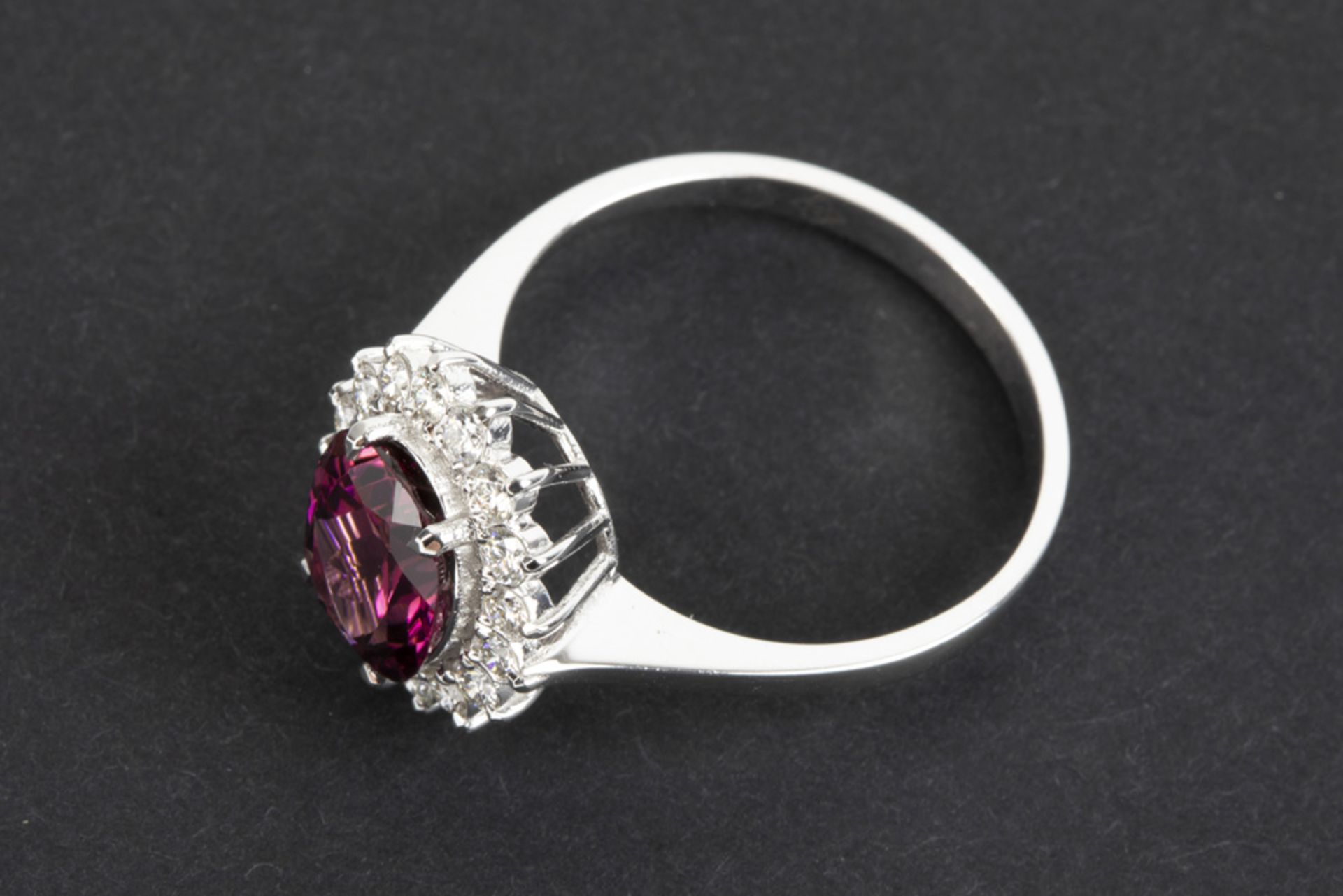 ring in white gold (18 carat) with a 1,86 carat tourmaline with nice natural pink color surrounded - Image 2 of 3