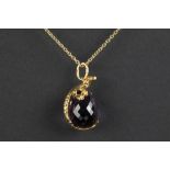 Russian marked pendant in yellow gold (14 carat) with a ca 13 carat ovoid amethyst - with a chain in