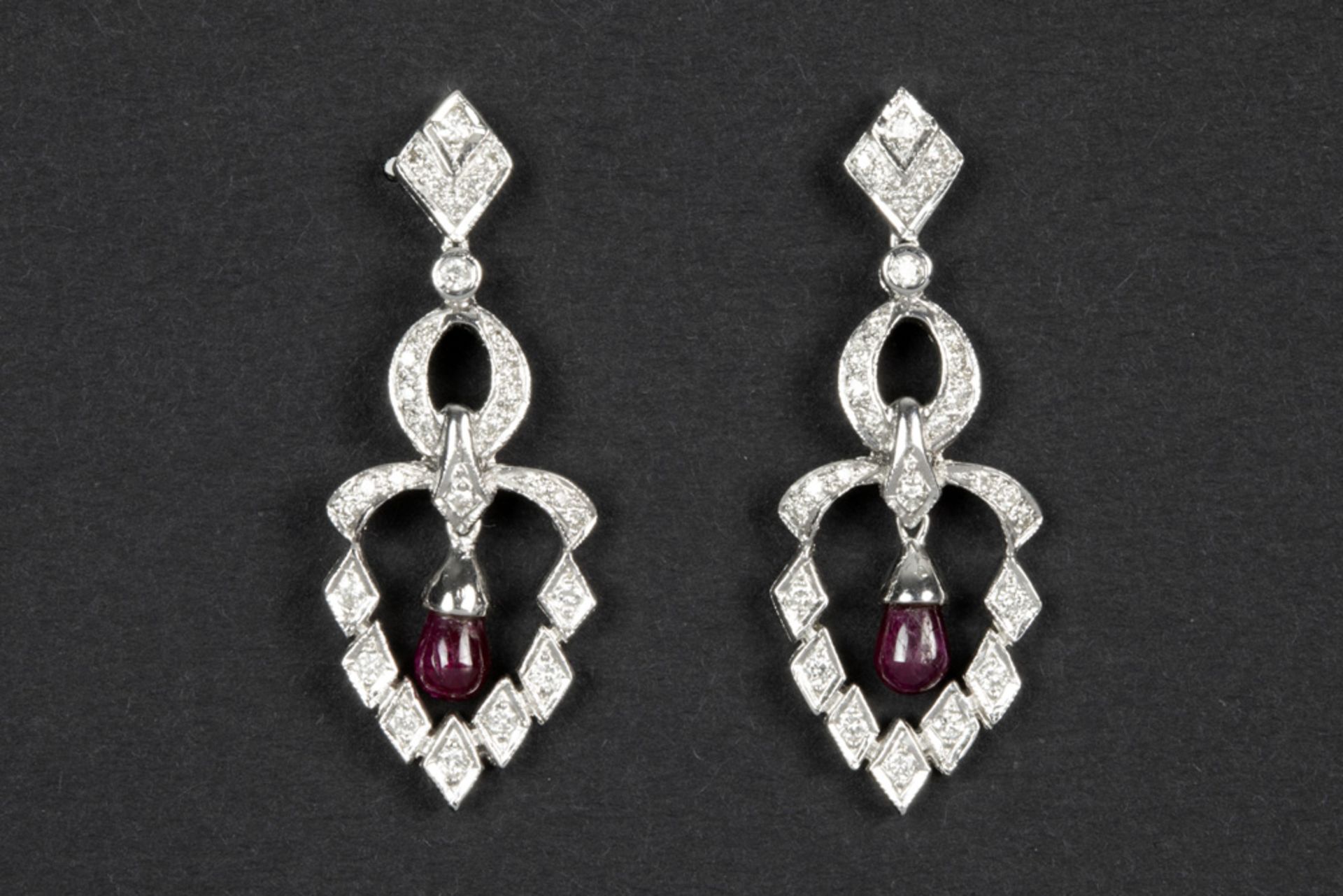 pair of earrings with a neoclassical design in white gold (18 carat) and with two small cabochon cut