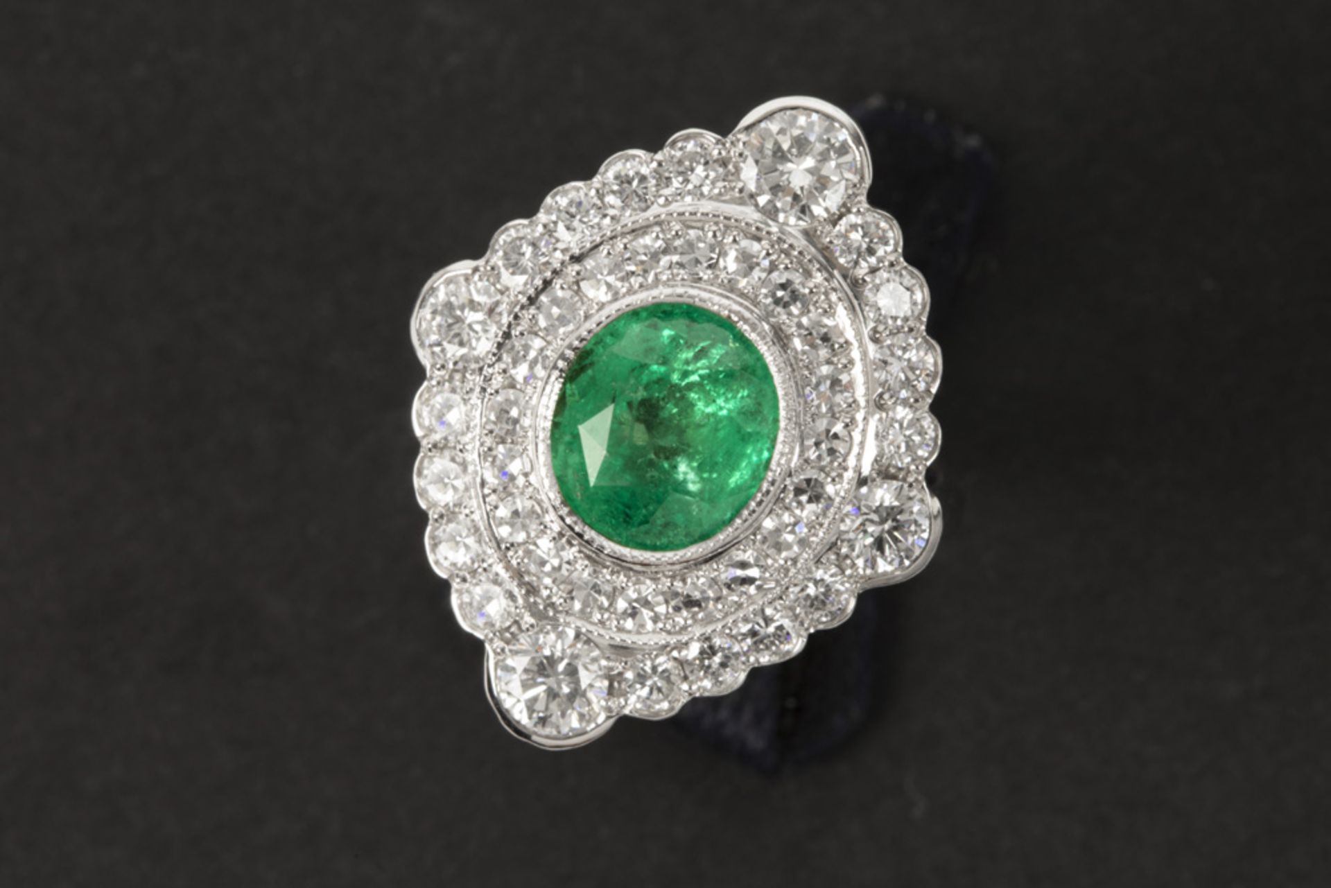 Art Deco style ring in grey gold (18 carat) with a central ca 2,70 carat Colombian emerald and ca