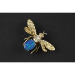 cute insect-shaped brooch in yellow gold (18 carat) with a ca 2 carat black opal cabochon and 0,12