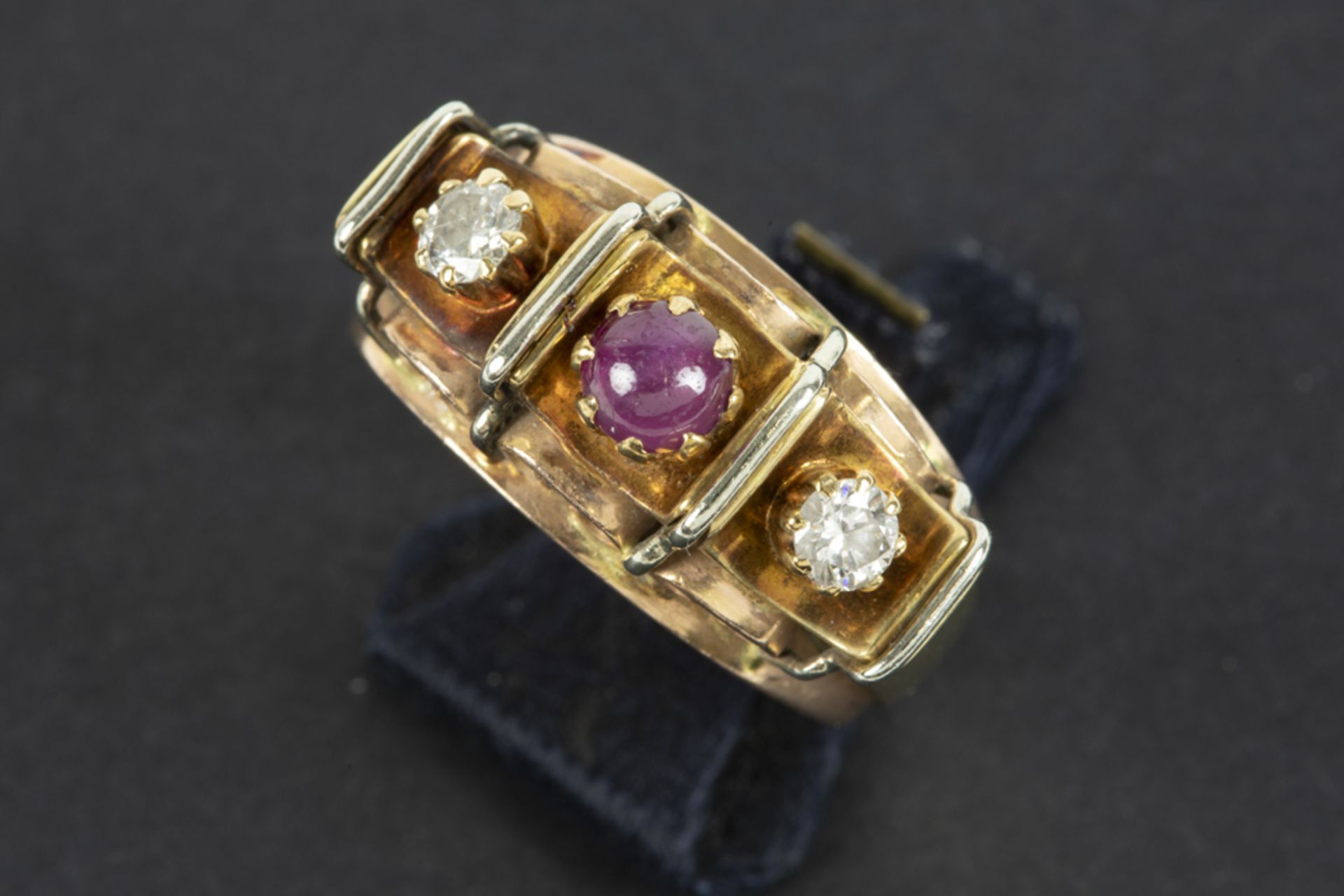 forties' vintage ring in pink gold (14 carat) with a cabochon cut ruby and ca 0,30 carat of high