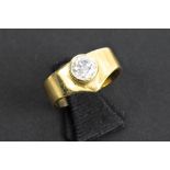 a ca 0,80 carat brilliant cut diamond set in a ring in yellow gold (18 carat) || Solitair gezette