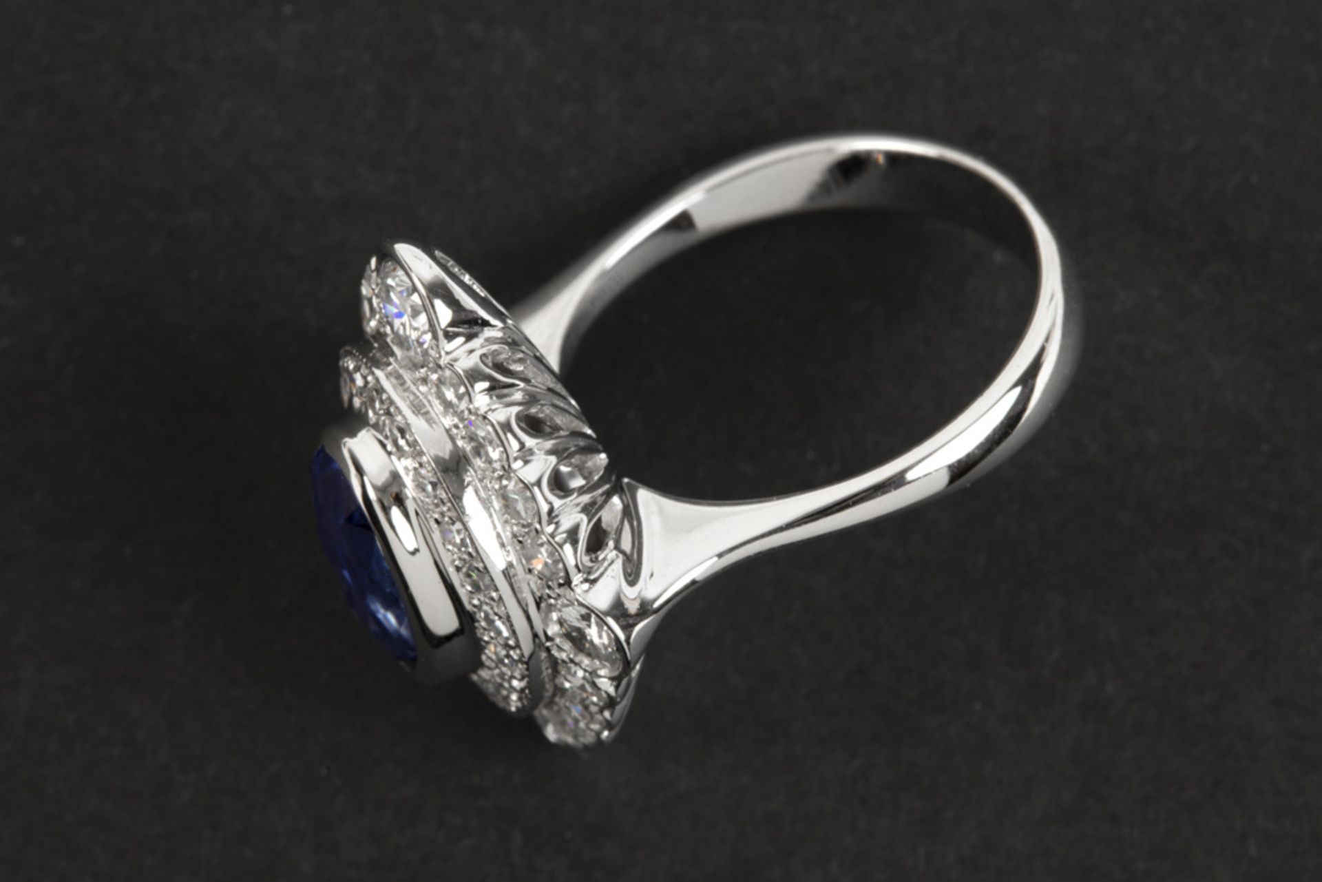 vintage ring in grey gold (18 carat) with a central 3,91 carat Ceylan sapphire surrounded by ca 2 - Bild 2 aus 2