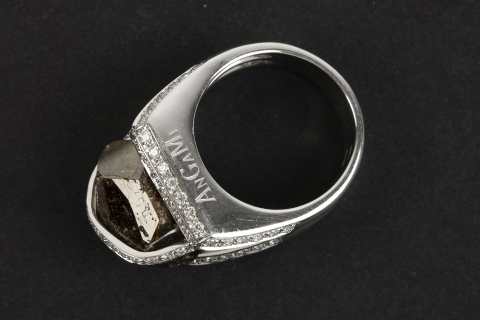 Italian AnGami signed ring with a special design in white gold (18 carat) with a ca 22 carat diamond - Image 2 of 2