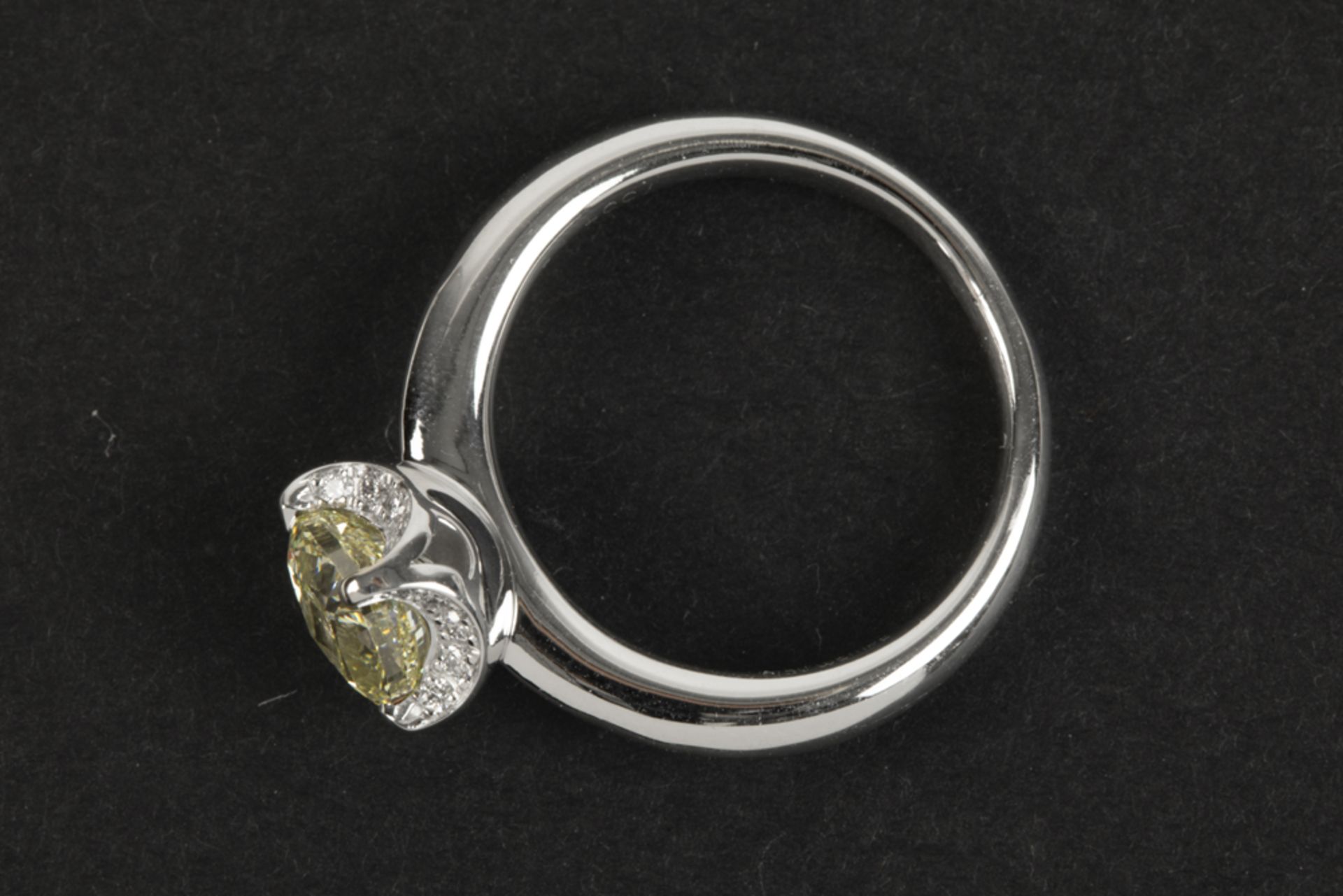 a 1,38 carat fancy yellow high quality princess' cut diamond set in a ring in platinum with ca 0, - Image 2 of 2