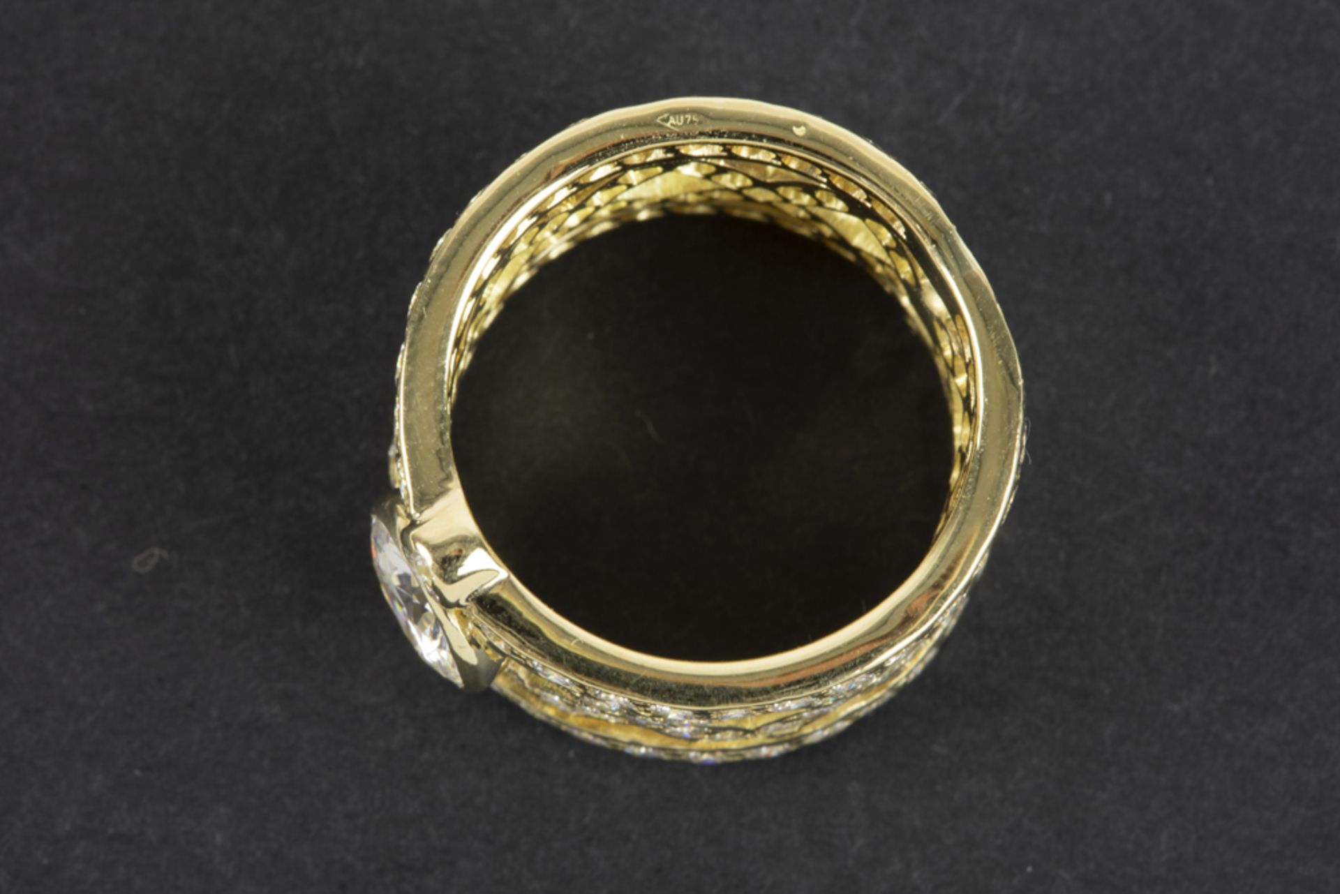 beautiful ring in yellow gold (18 carat) with a 1,05 carat quality brilliant cut diamond and ca 2,80 - Image 2 of 3