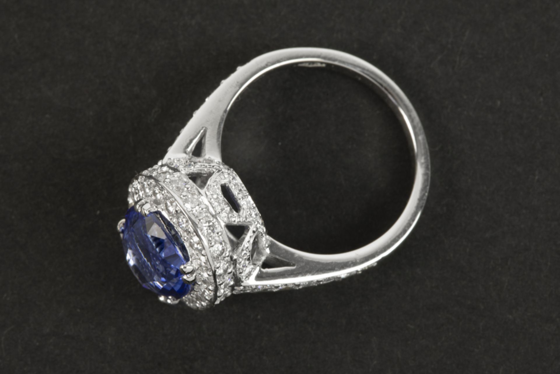 beautiful ring in white gold (18 carat) with a superb intense blue sapphire of 4,98 carat from - Image 2 of 3