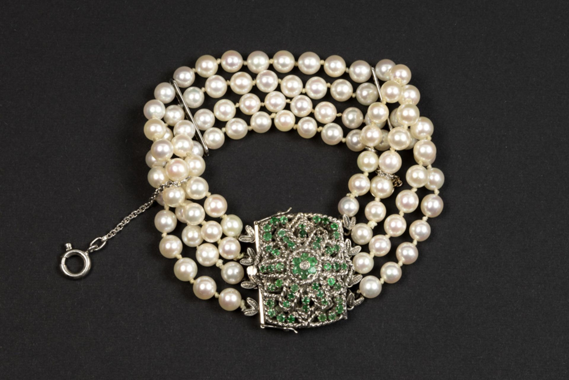 classy vintage bracelet with four rowes of white pearls, white gold (18 carat) and a beautiful