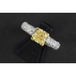 high quality fancy yellow princess' cut diamond of 1,21 carat) set in yellow gold (18 carat) mounted