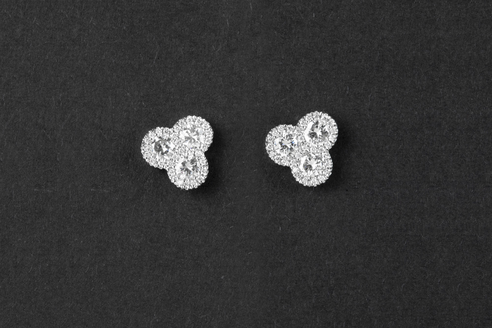 pair of earrings in white gold (18 carat) with at least 0,70 carat of very high quality brilliant