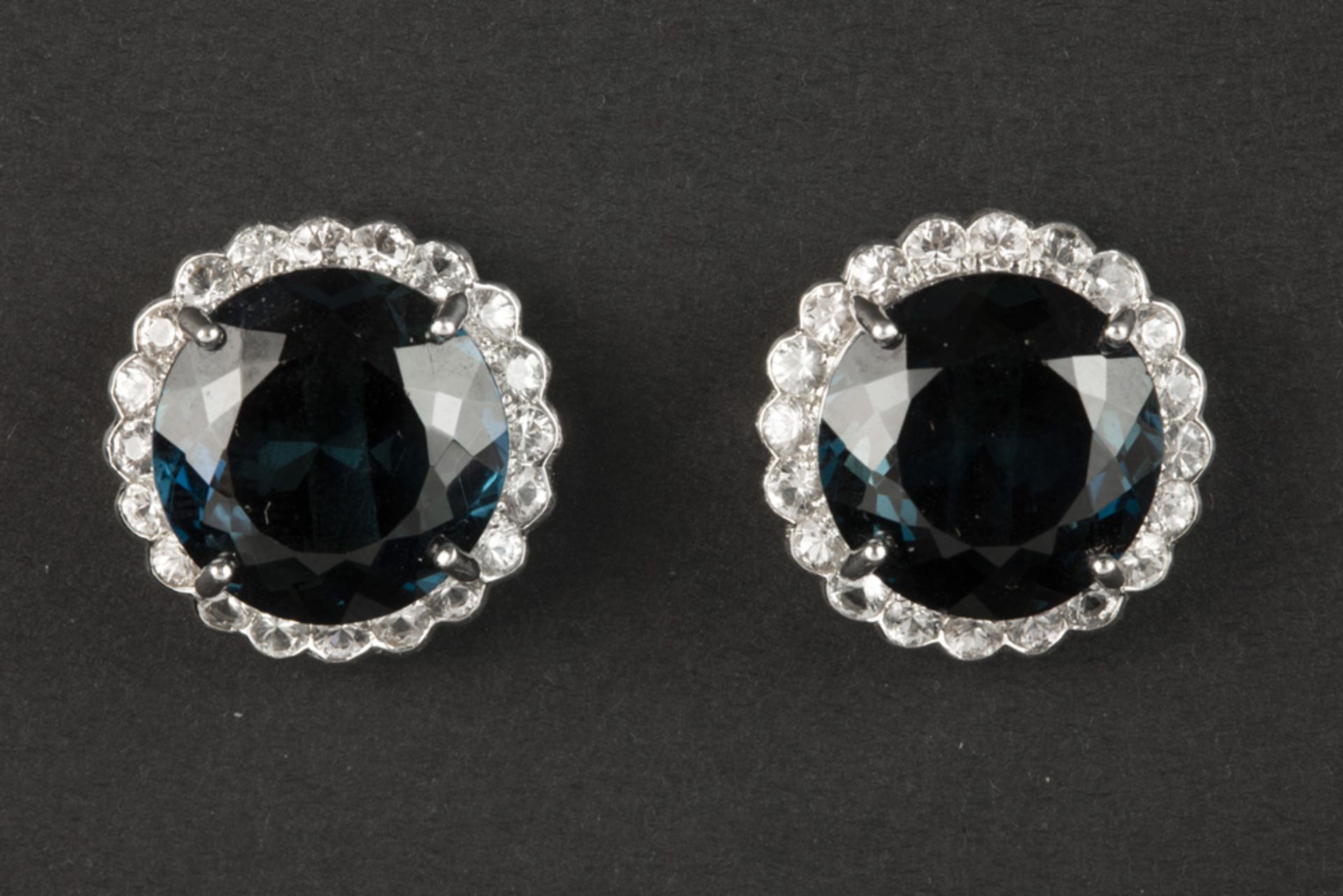 pair of round earrings in white gold (18 carat) with at least 21 carat of topaz with "London blue"
