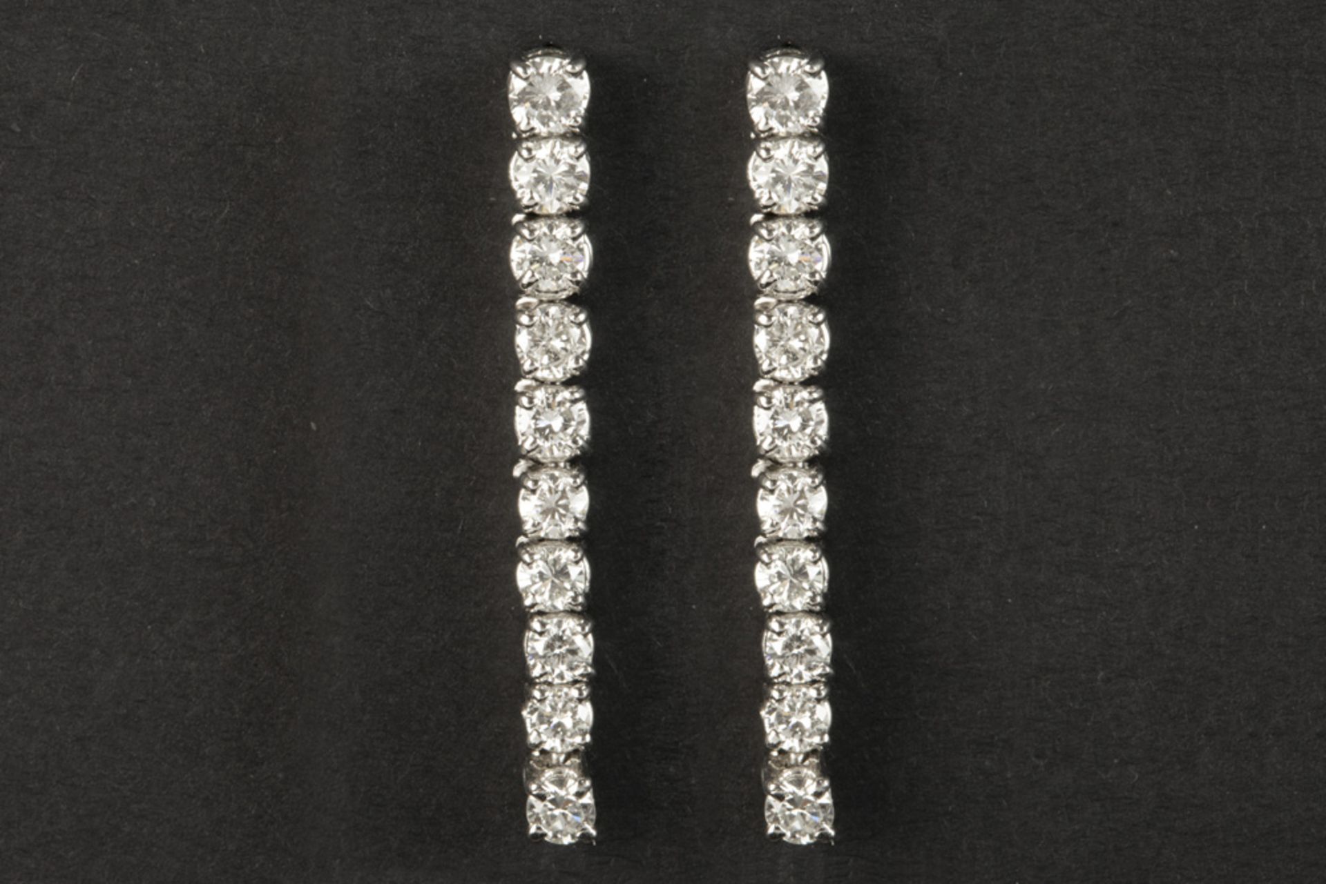 pair of earrings in platinum with ca 2,10 carat of very high quality brilliant cut diamonds ||