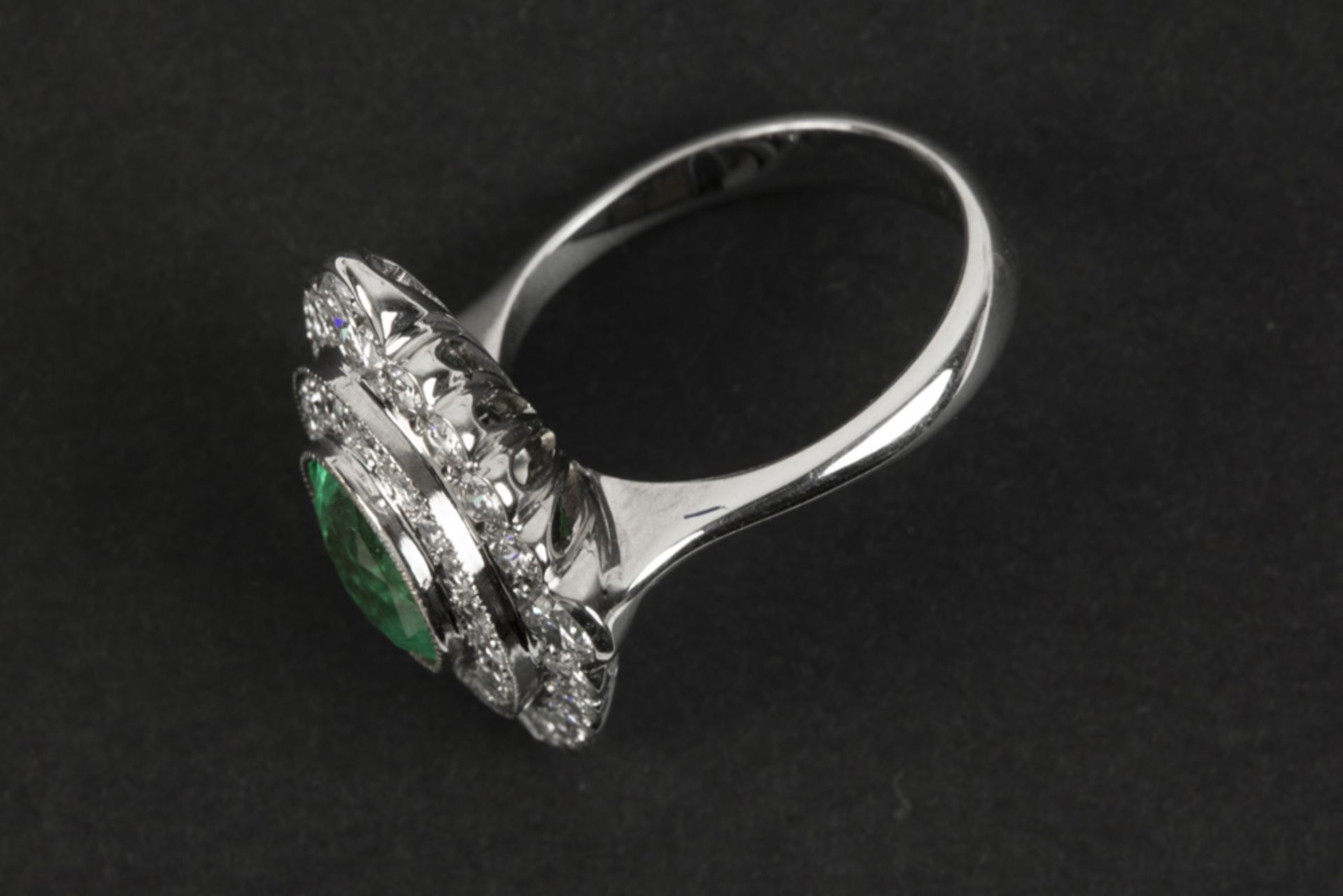 Art Deco style ring in grey gold (18 carat) with a central ca 2,70 carat Colombian emerald and ca - Bild 2 aus 2