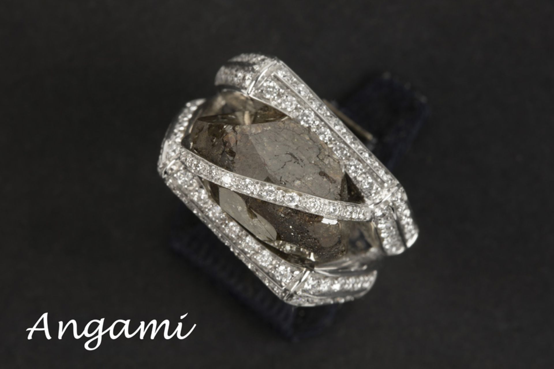 Italian AnGami signed ring with a special design in white gold (18 carat) with a ca 22 carat diamond