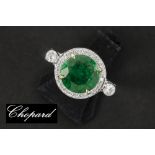 Chopard signed ring in white gold (18 carat) with a 2,17 carat Colombian emerald with beautiful