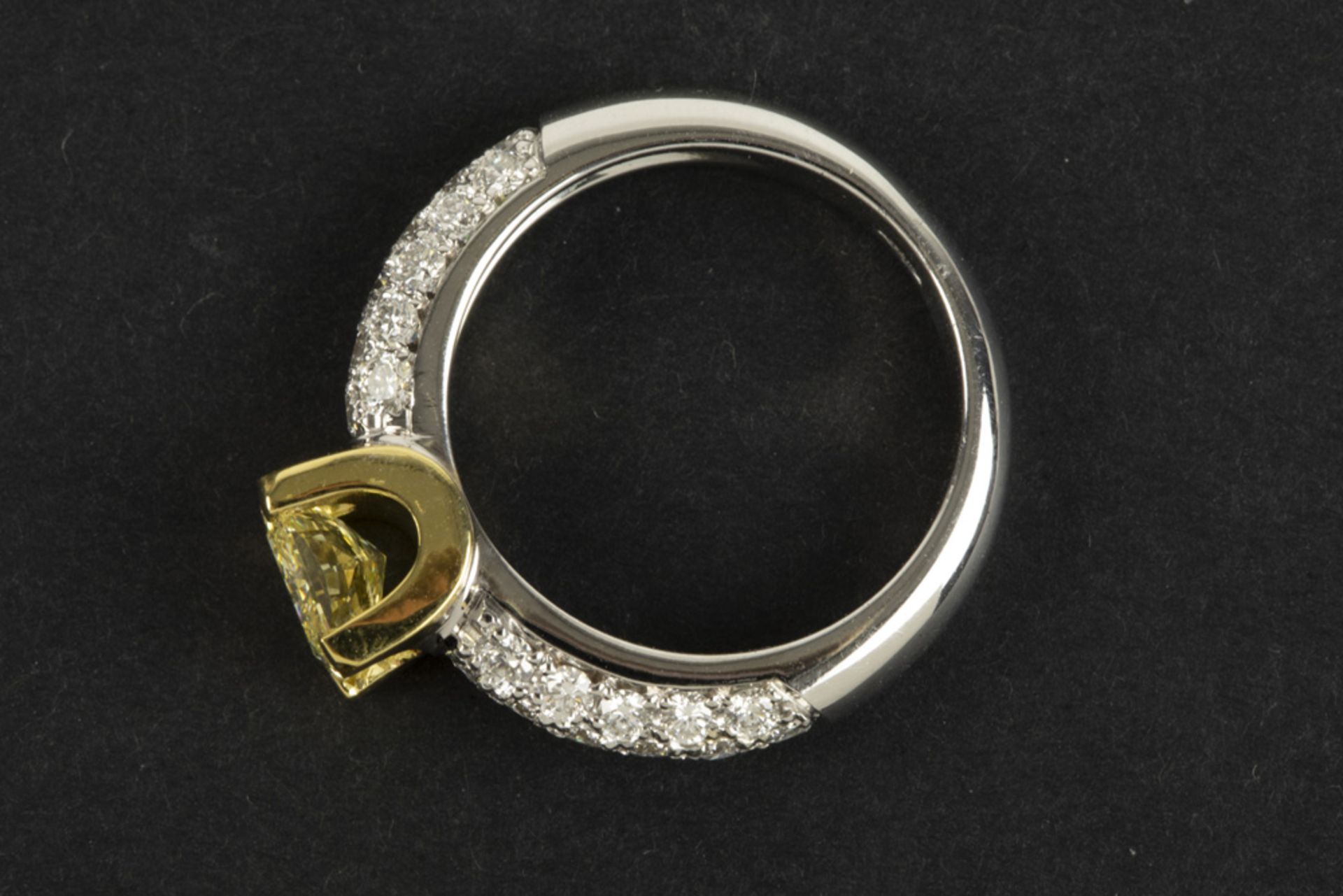 high quality fancy yellow princess' cut diamond of 1,21 carat) set in yellow gold (18 carat) mounted - Image 2 of 3
