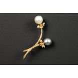 brooch in pink gold (18 carat) with a white and a grey pearl and with ca 0,50 carat of high