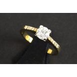 a 0,60 carat very high quality brilliant cut diamond set in a ring in yellow gold (18 carat) with ca
