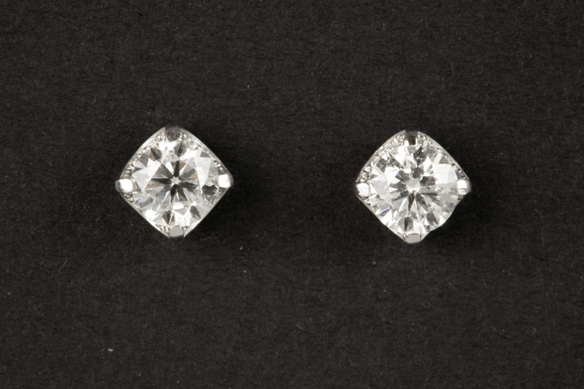 pair of in earrings in white gold (18 carat) each with a quality brilliant cut diamond, weighing 1,