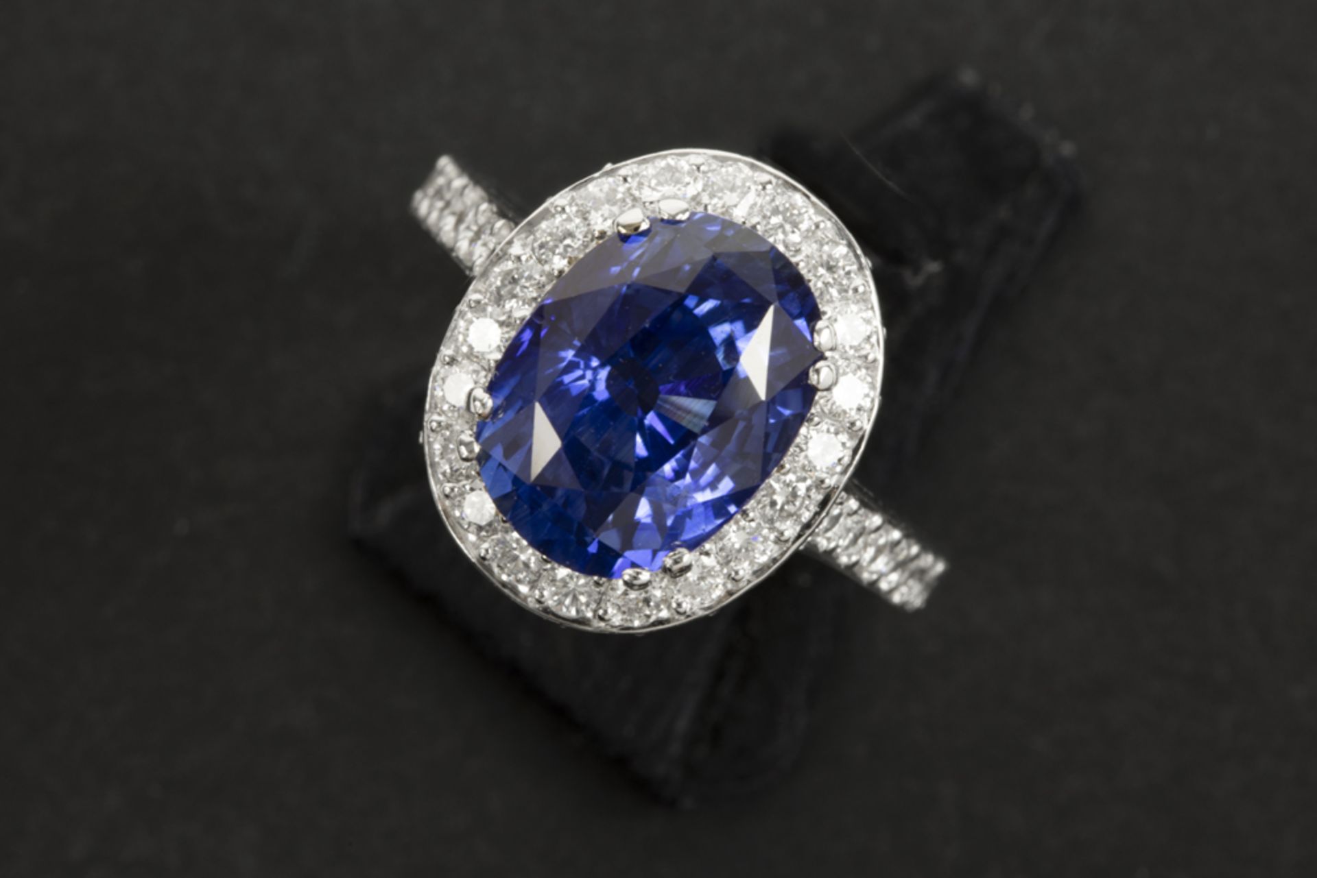 beautiful ring in white gold (18 carat) with a superb intense blue sapphire of 4,98 carat from