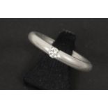 ring in white gold (18 carat) with a ca 0,20 carat of high quality cut diamond || Modieuze ring in
