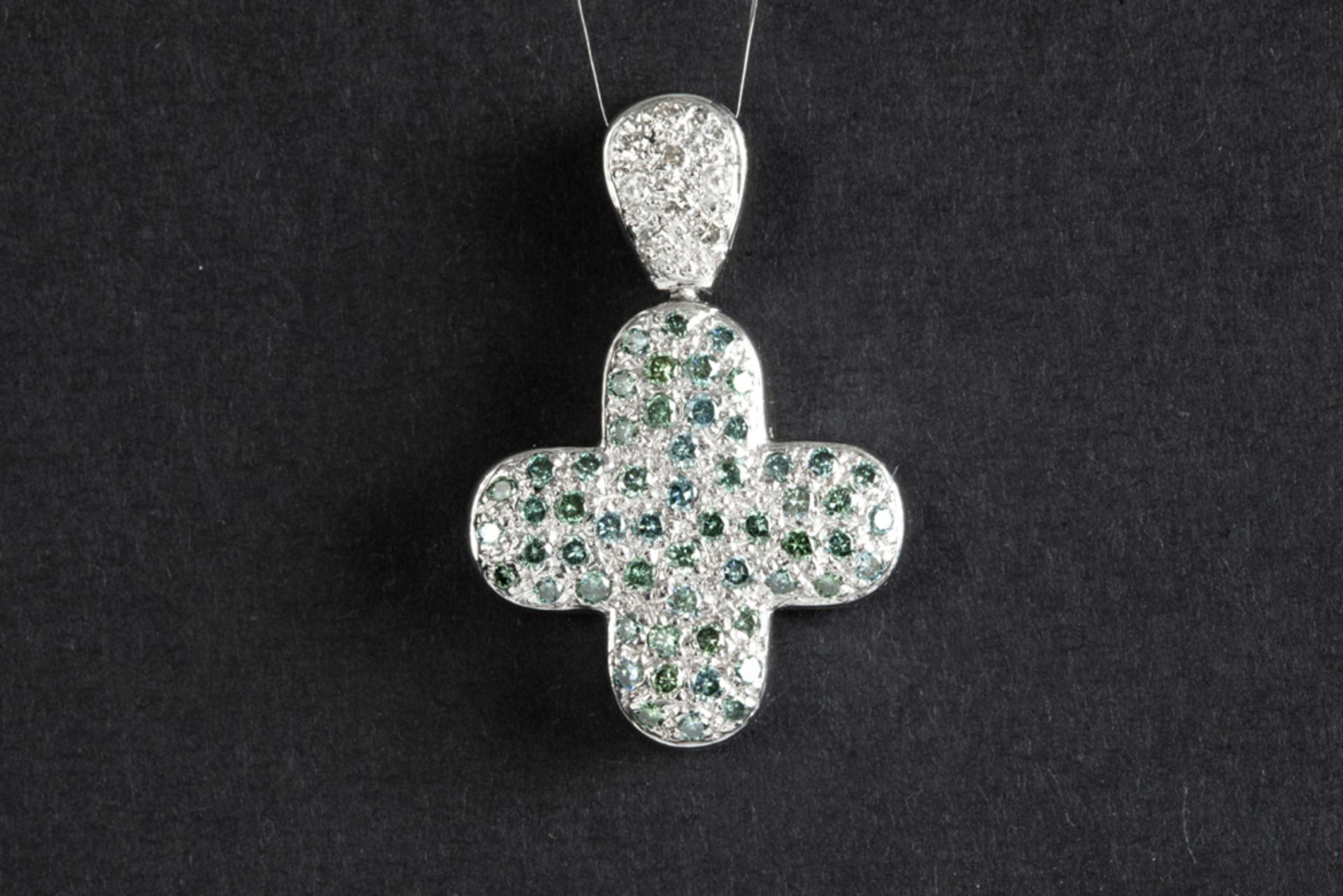 cross-shaped pendant in white gold (18 carat) with ca 0,60 carat of white and fancy blue quality