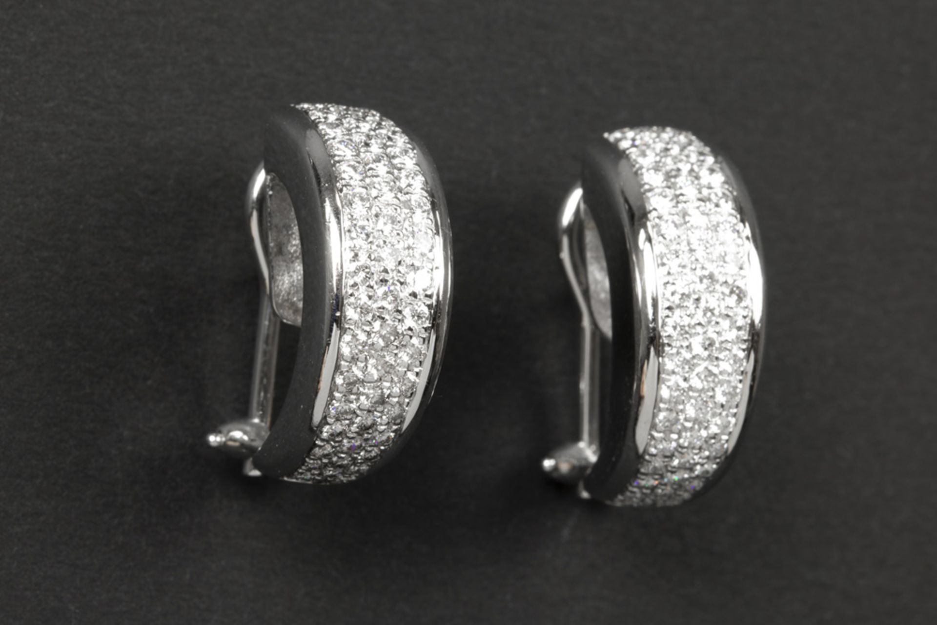 pair of earrings in white gold (18 carat) with ca 2 carat of high quality brilliant cut