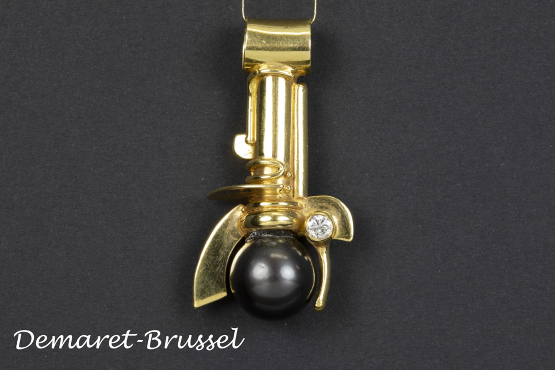 Belgian typical "Demaret" pendant in yellow gold (18 carat) with a ca 0,30 carat high quality
