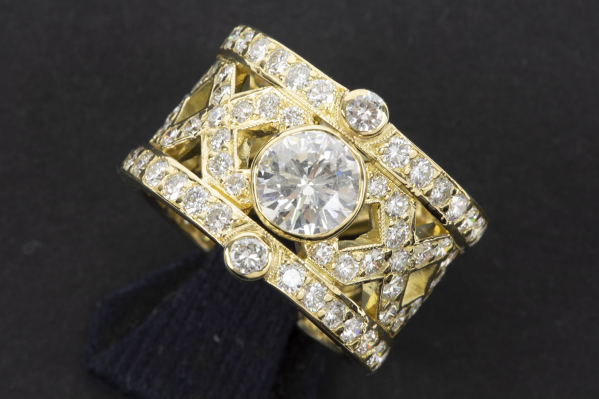 beautiful ring in yellow gold (18 carat) with a 1,05 carat quality brilliant cut diamond and ca 2,80