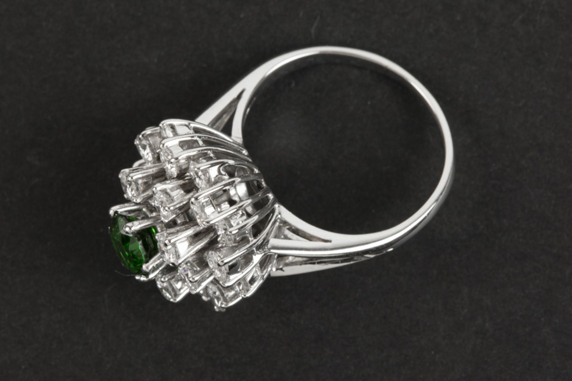 classy ring with a cocktail design in white gold (18 carat) with a 1,07 carat Tsavarite surrounded - Image 2 of 2