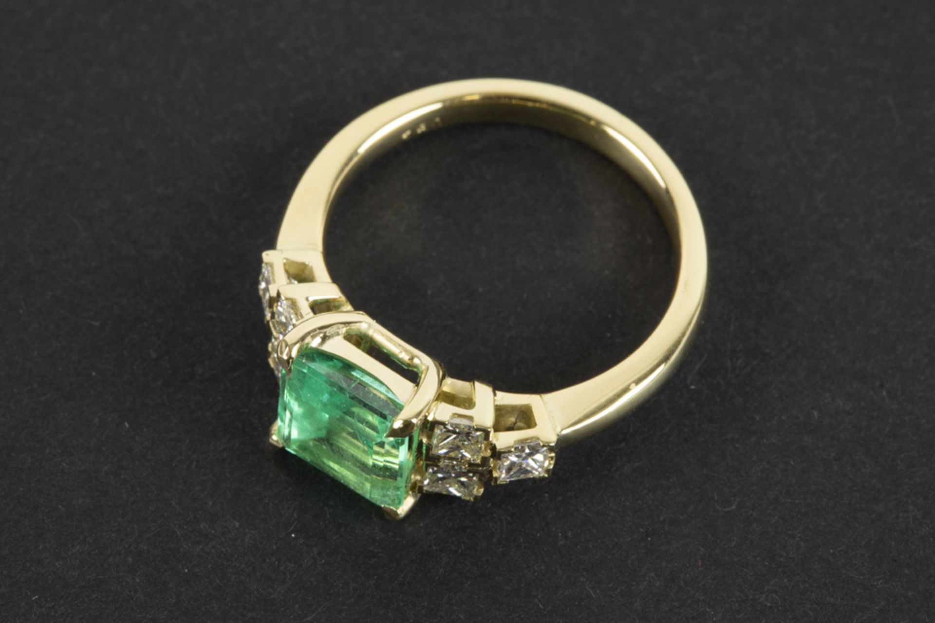 classy ring in yellow gold (18 carat) with a 2,01 carat Colombian emerald and 0,65 carat of very - Image 2 of 3
