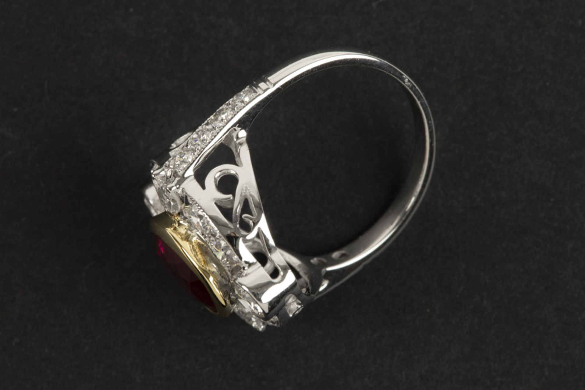 important ring with a classy design in white gold (18 carat) and with a central, oval 3,72 carat - Image 2 of 3