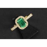 ring in yellow gold (18 carat) with a 0,95 carat non-treated Colombian emerald with a "vivid/deep