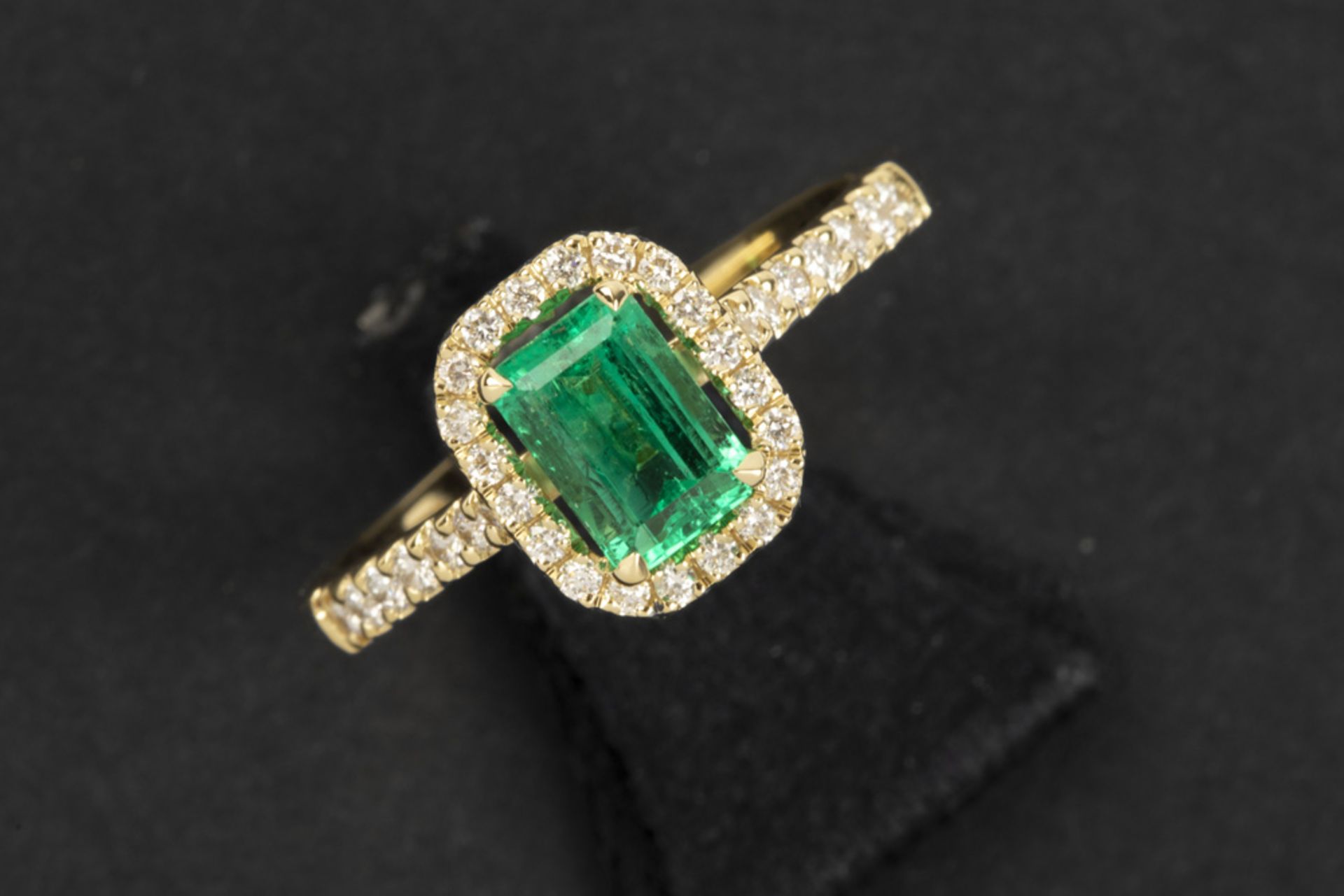 ring in yellow gold (18 carat) with a 0,95 carat non-treated Colombian emerald with a "vivid/deep