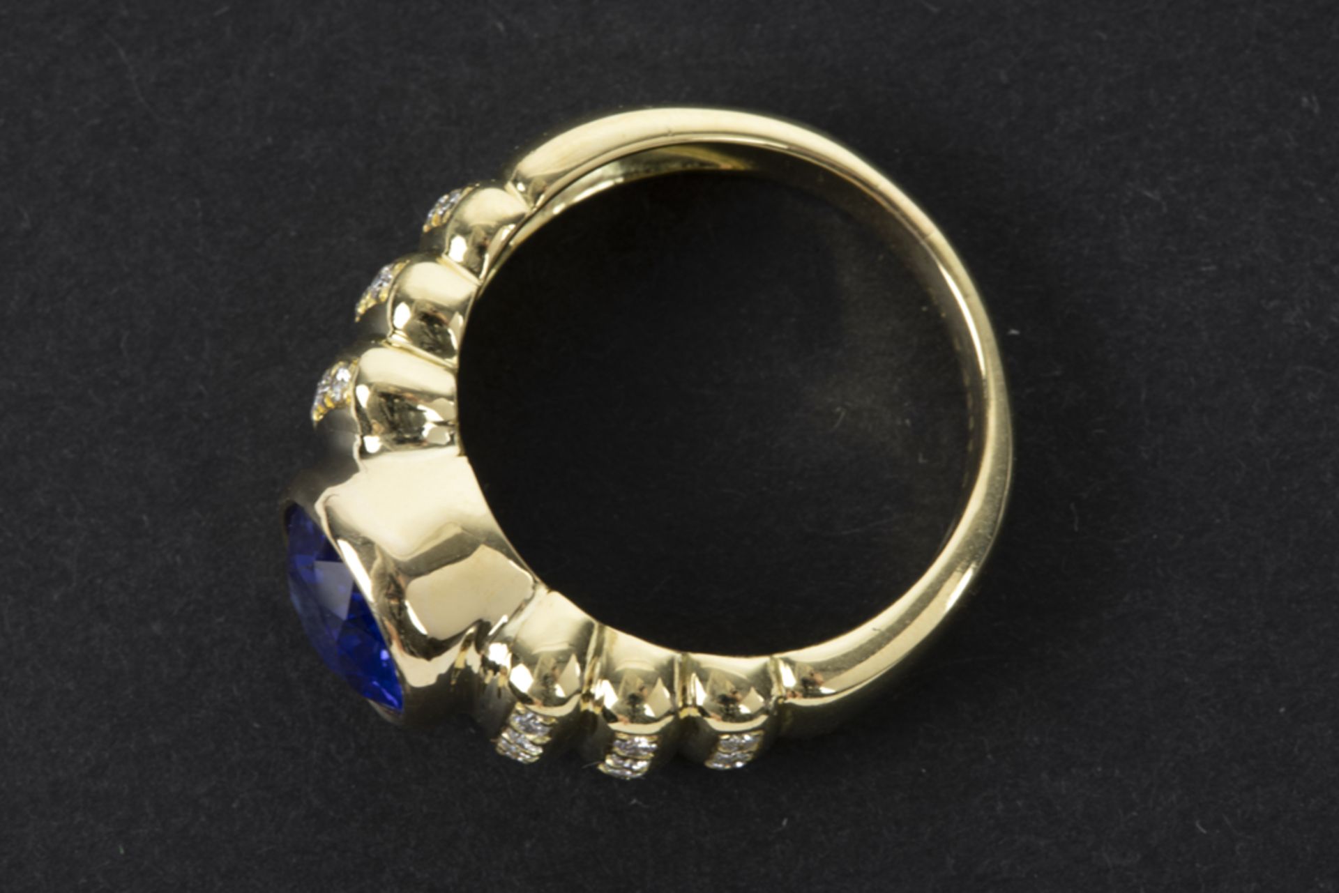 superb 3,14 carat sapphire from Madagascar with an "intense/vivid blue" color set in a ring in white - Image 2 of 3
